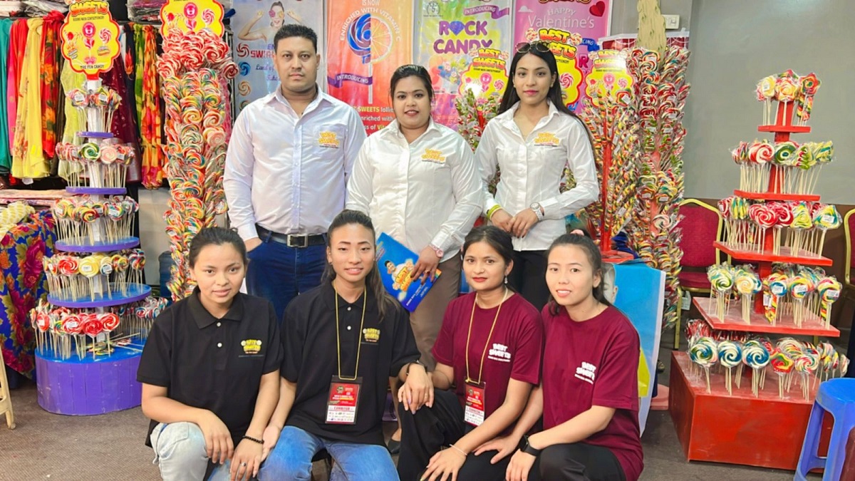 बेस्ट स्वीट्सका सञ्चालक केदार राजवाहक र कर्मचारीहरू।